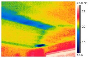 Thermal image indicates pathway of air conditioning duct (medium blue area) above drywall ceiling. Ceiling register appears as dark blue area. Inspection performed from building interior.